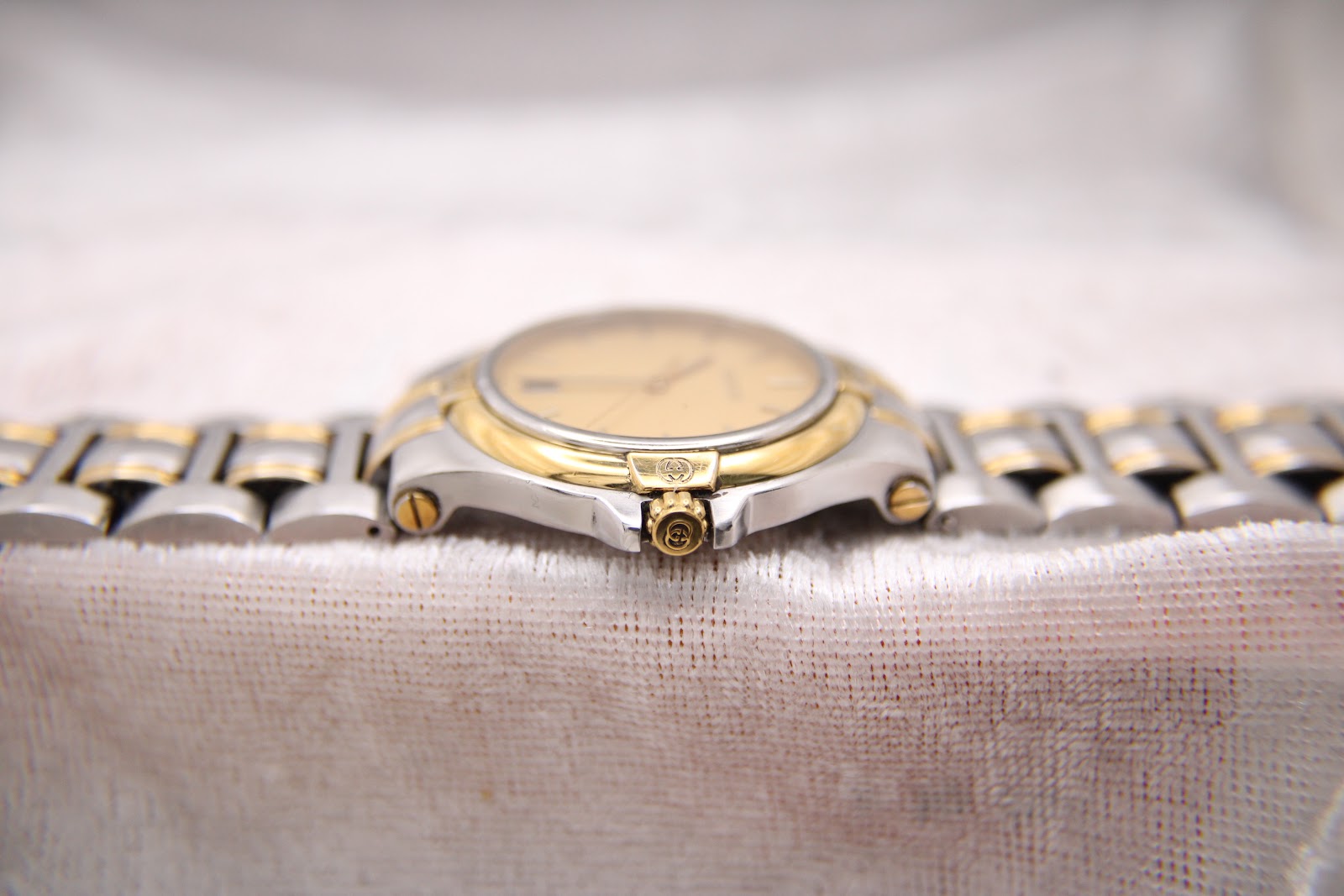 Side profile of the Gucci 8040M watch, showing the crown and case thickness.