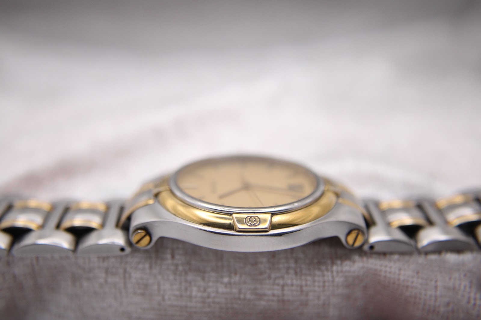 Opposite side profile of the Gucci 8040M watch, showcasing the bracelet links.