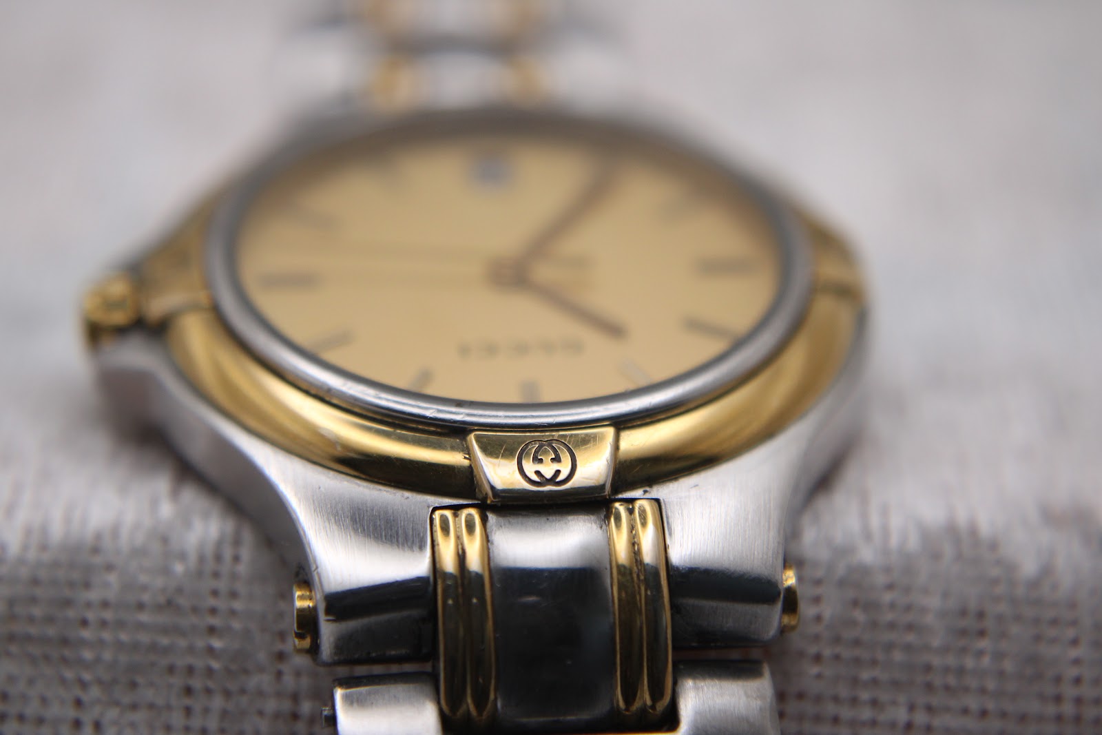 Another close-up of the watch's integrated lug design with Gucci branding.
