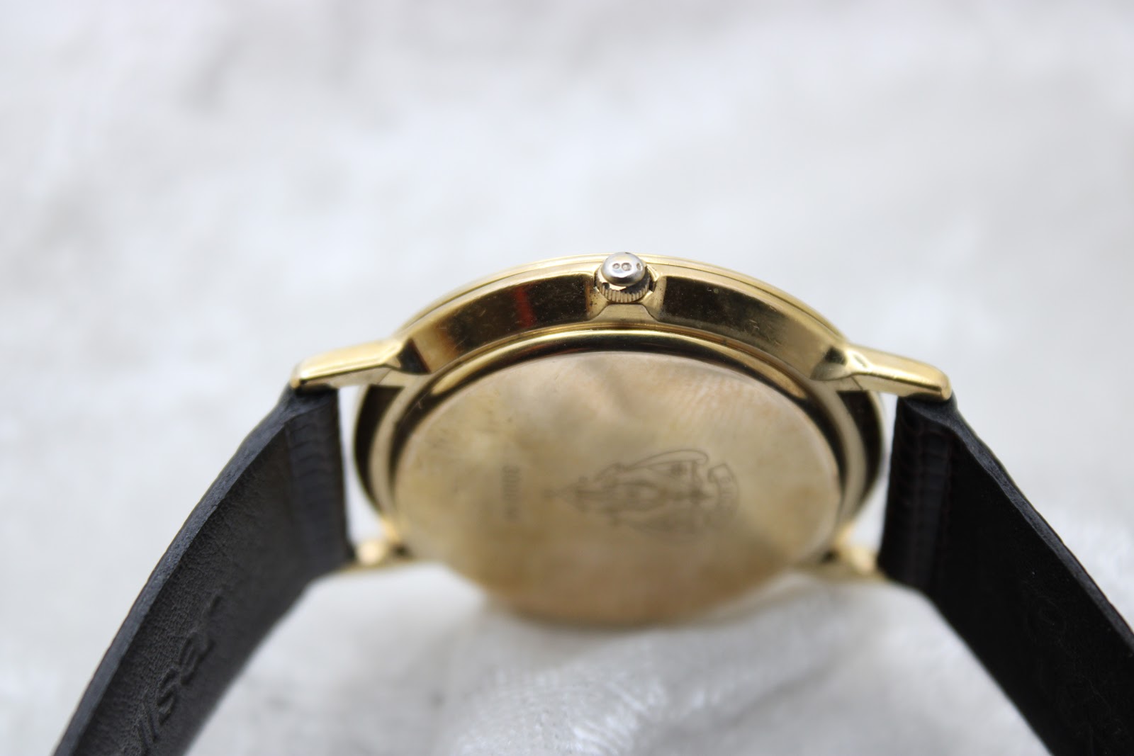 Side profile view of the Gucci 3000M case and crown, showing the detailed G logo on the crown.