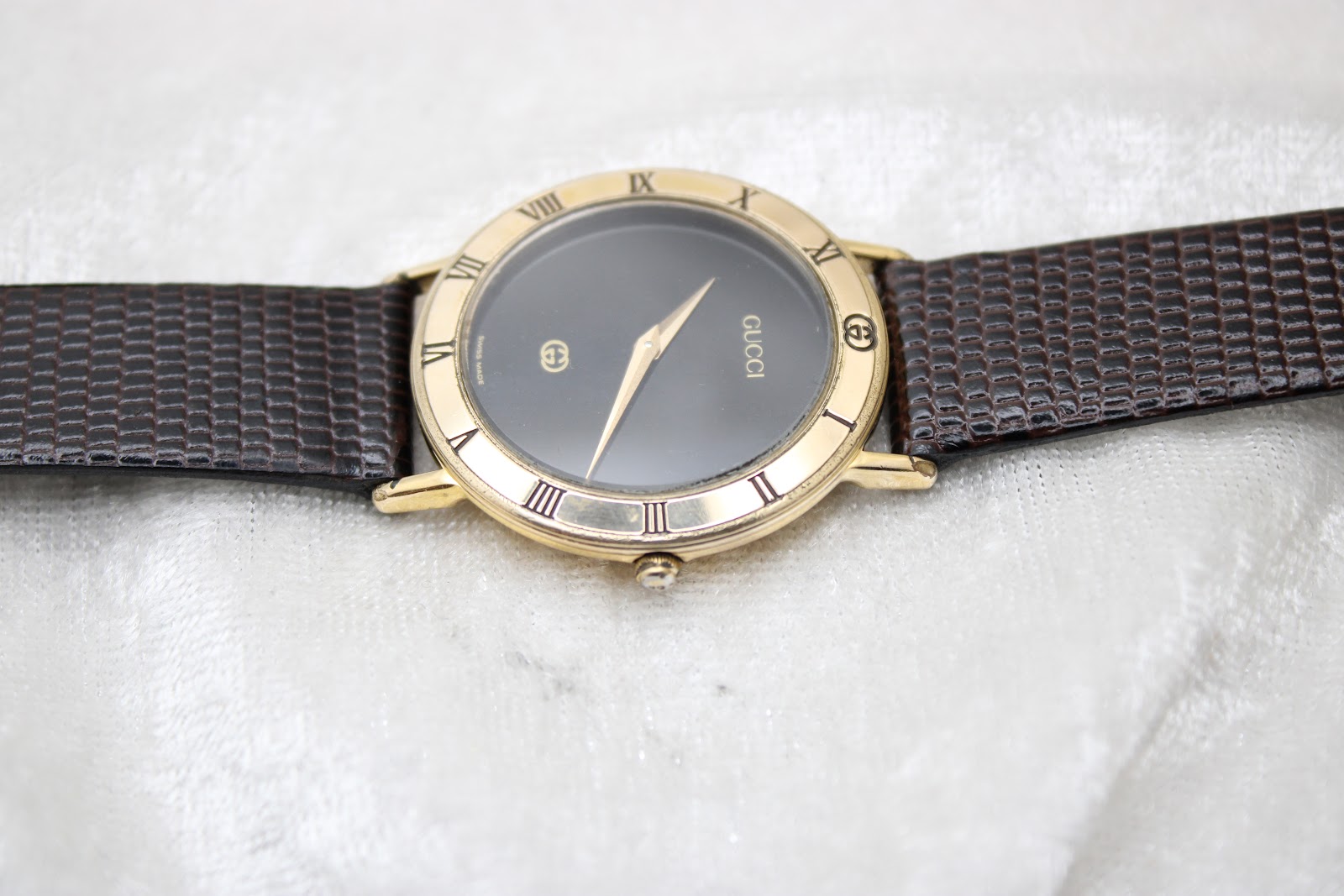 Front view of the Gucci 3000M watch on a white background, highlighting the dial and bezel.
