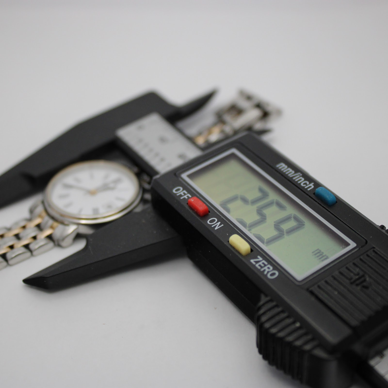 Digital caliper displaying a measurement of 25.9 mm across the watch case, indicating its diameter.
