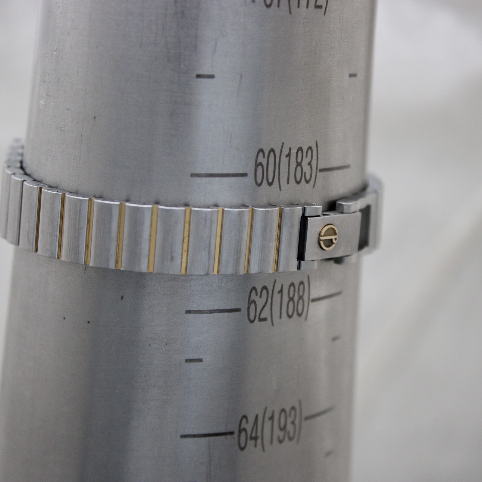 Watch bracelet wrapped around a sizing gauge, showing a wrist fit of approximately 183mm.