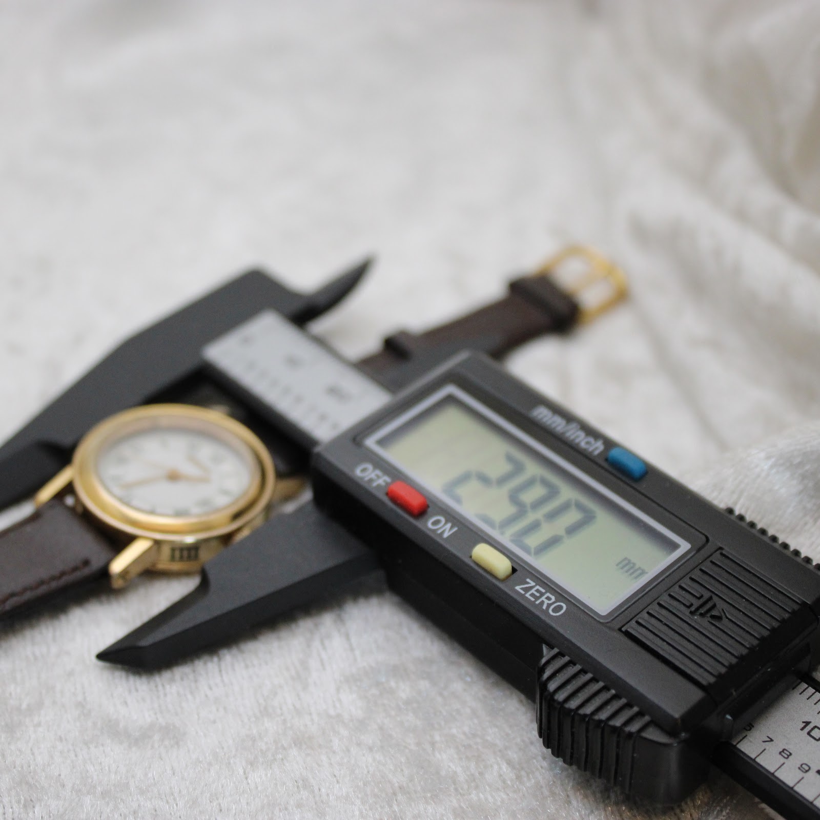 Digital caliper measuring the Gucci 7200L watch case, displaying a precise diameter of 29.0mm.