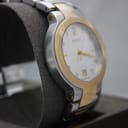 Reverse angled side view of the Gucci 8900M, showing the two-tone bracelet connection points and the gold-tone bezel.