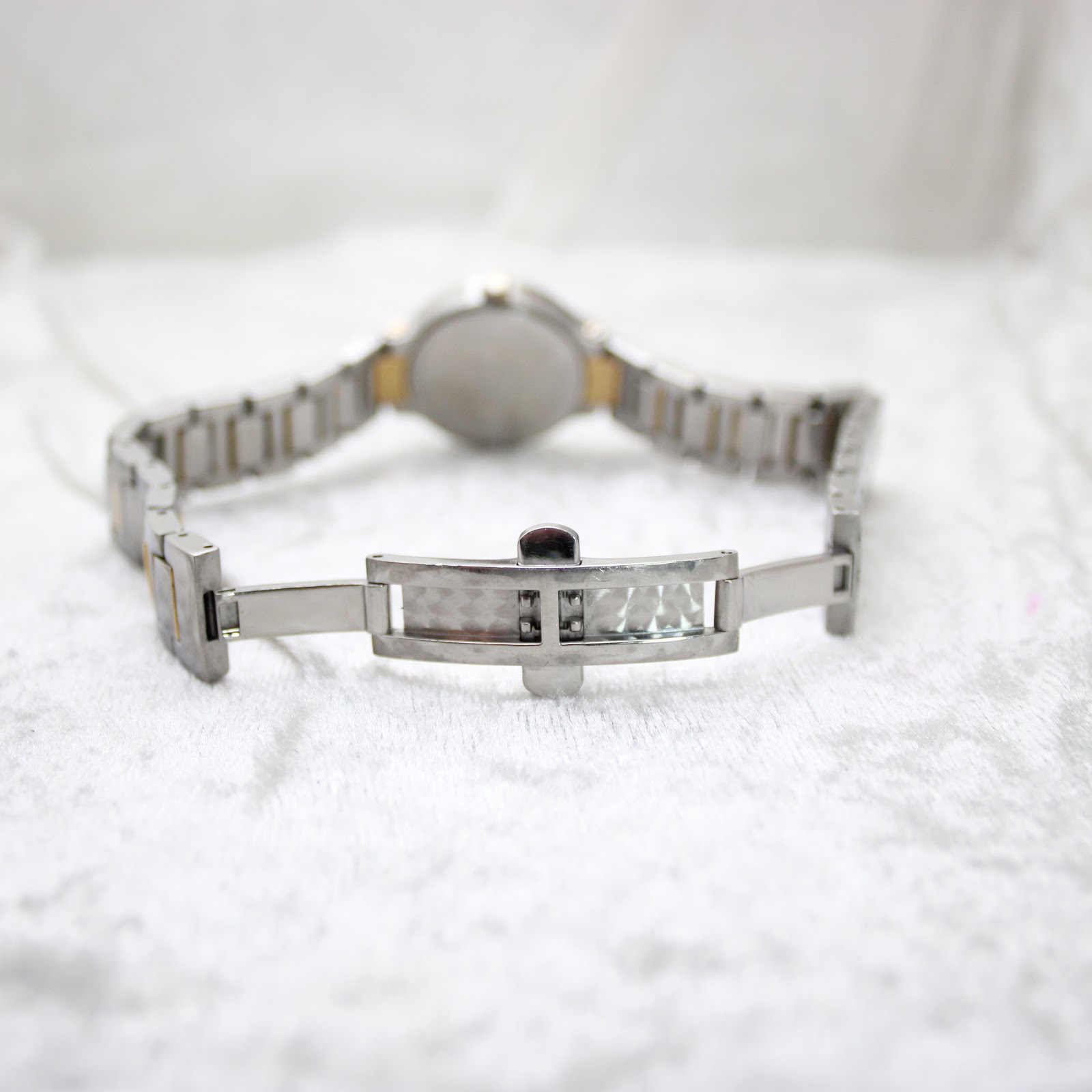 View of the open butterfly clasp on the integrated two-tone stainless steel bracelet of the Gucci 8900L.