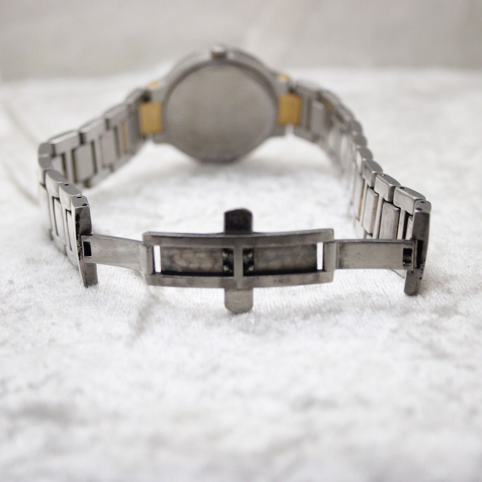 Rear view of the Gucci 8900M watch's deployant clasp, showing its open mechanism and brushed finish.
