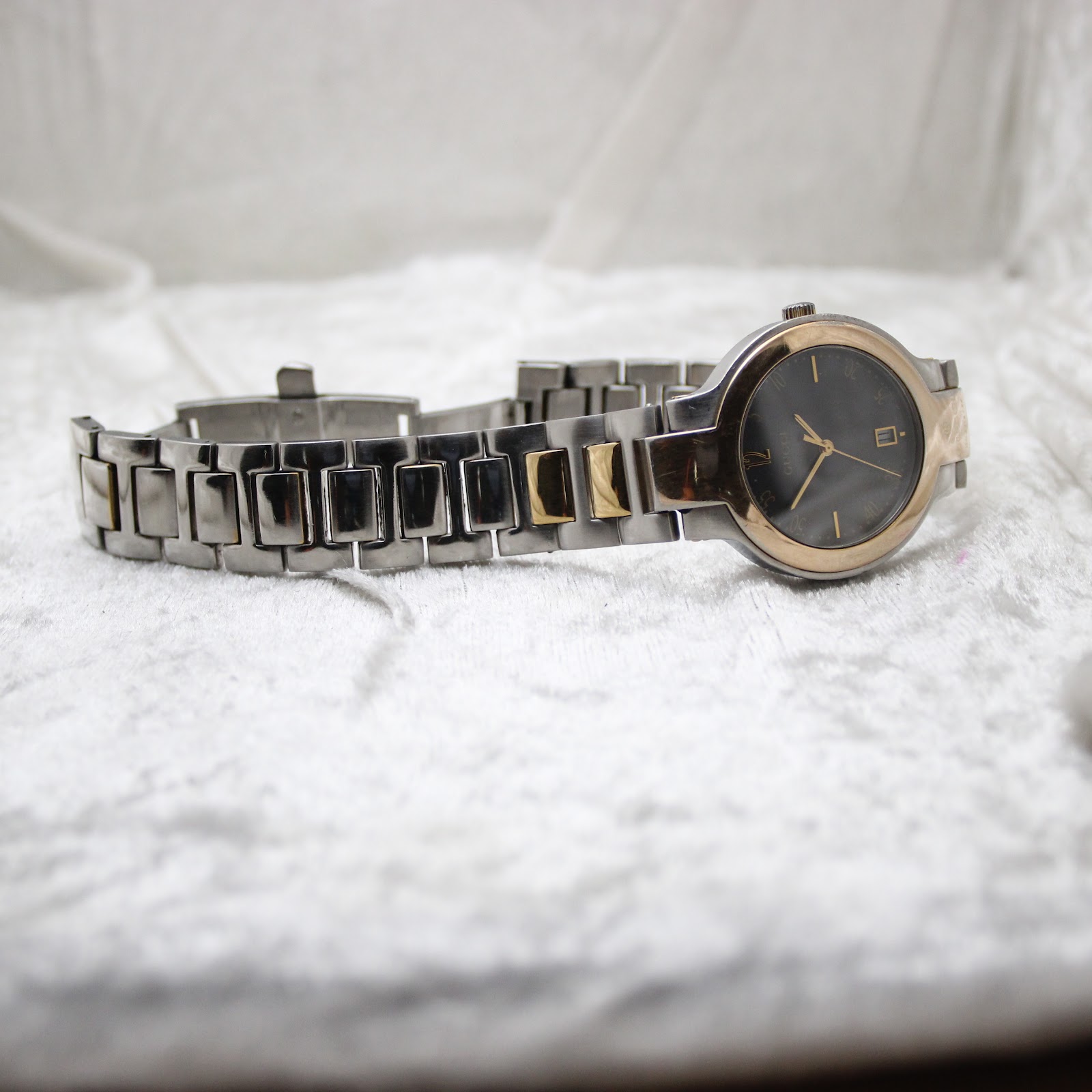 Opposite side profile view of the Gucci 8900M watch and its integrated two-tone bracelet.