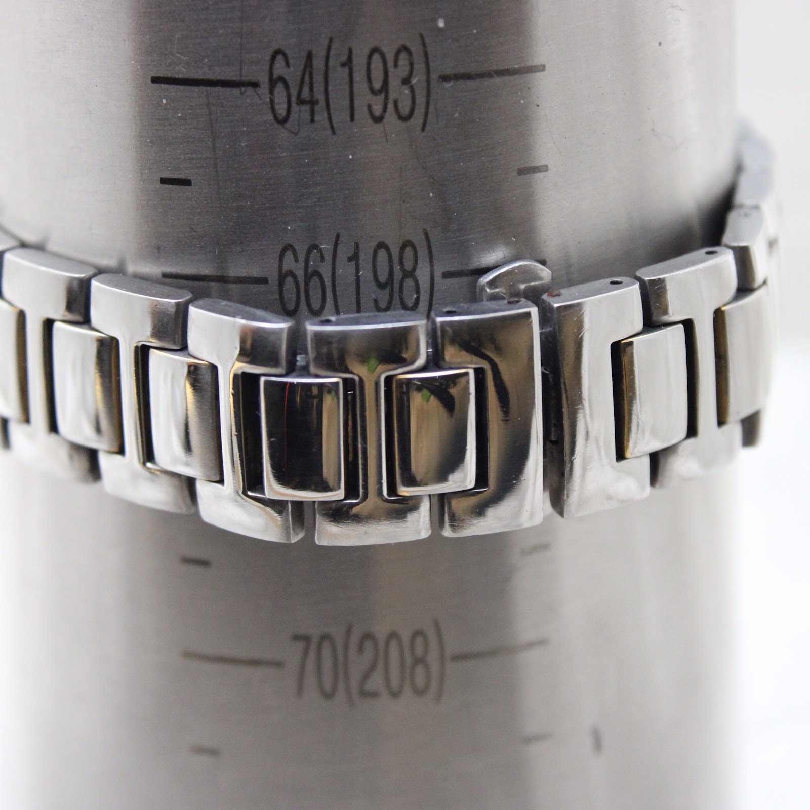 Close-up of the Gucci 8900M bracelet on a wrist sizing gauge, indicating a maximum wrist circumference of approximately 198mm or 19.8cm.