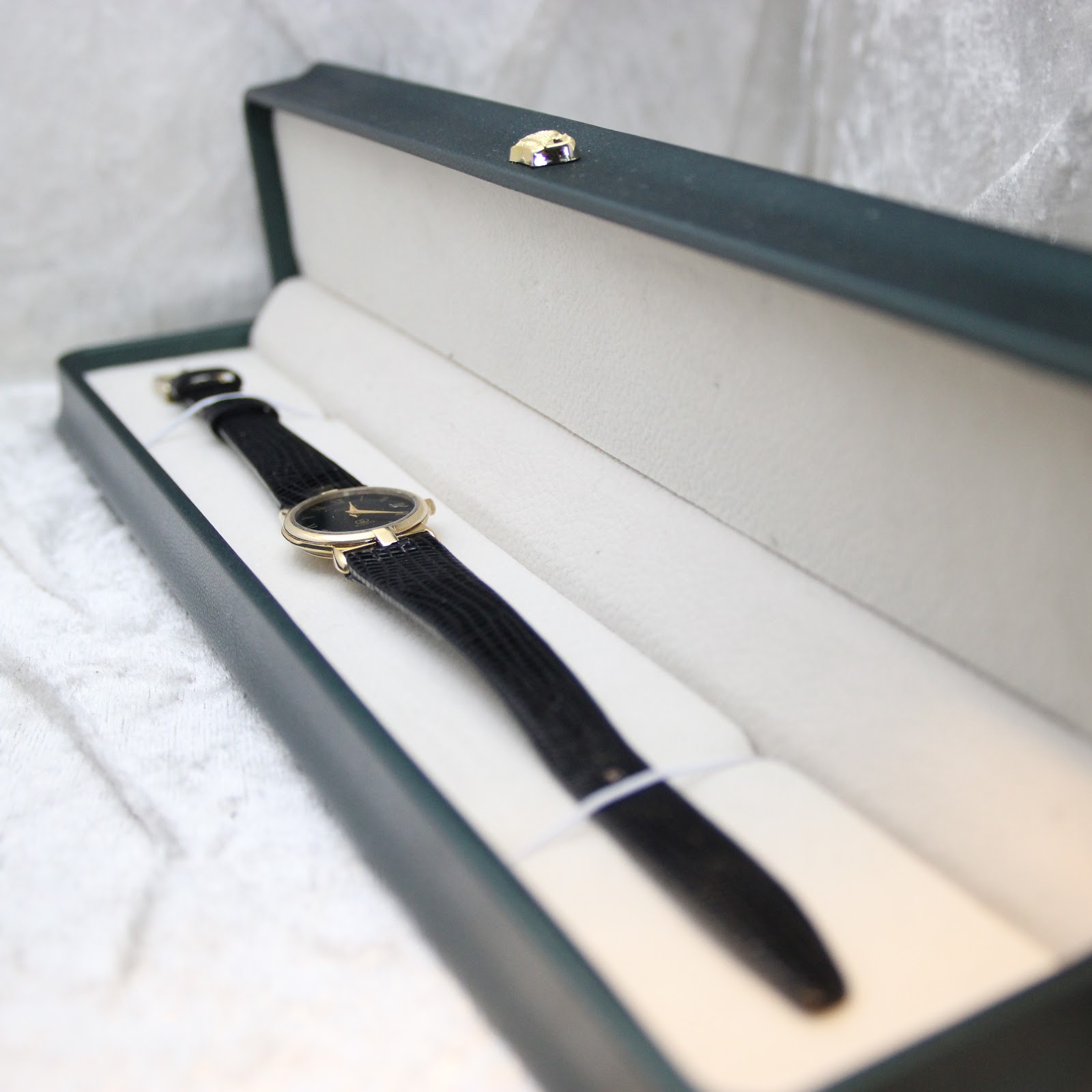 Gucci 3400F L watch presented inside a dark green display box.