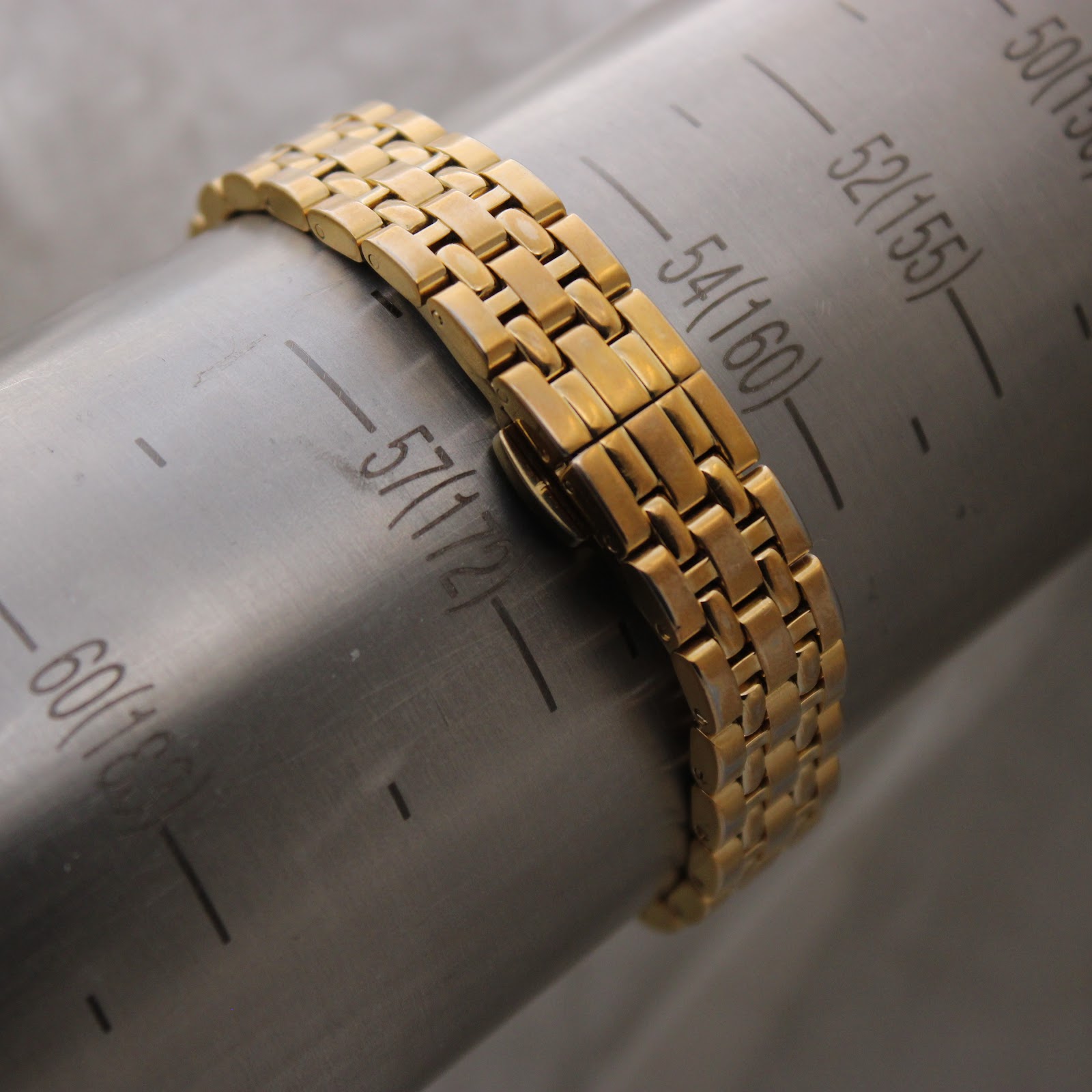 Watch bracelet wrapped around a wrist sizing gauge, indicating a wrist circumference measurement of approximately 170mm.