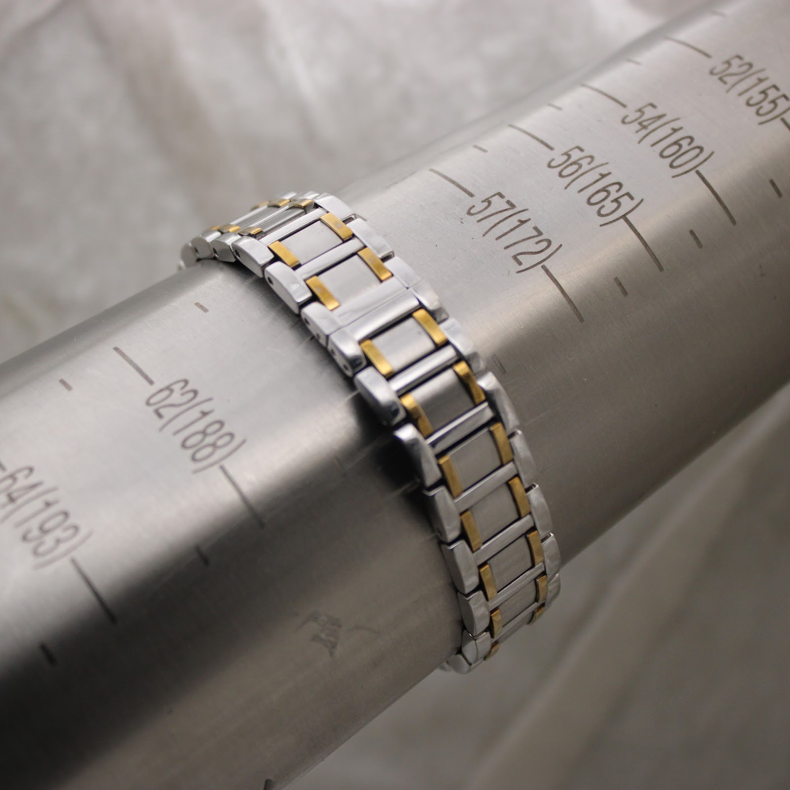 The two-tone bracelet wrapped around a sizing mandrel, showing a wrist size of approximately 17.2 cm.