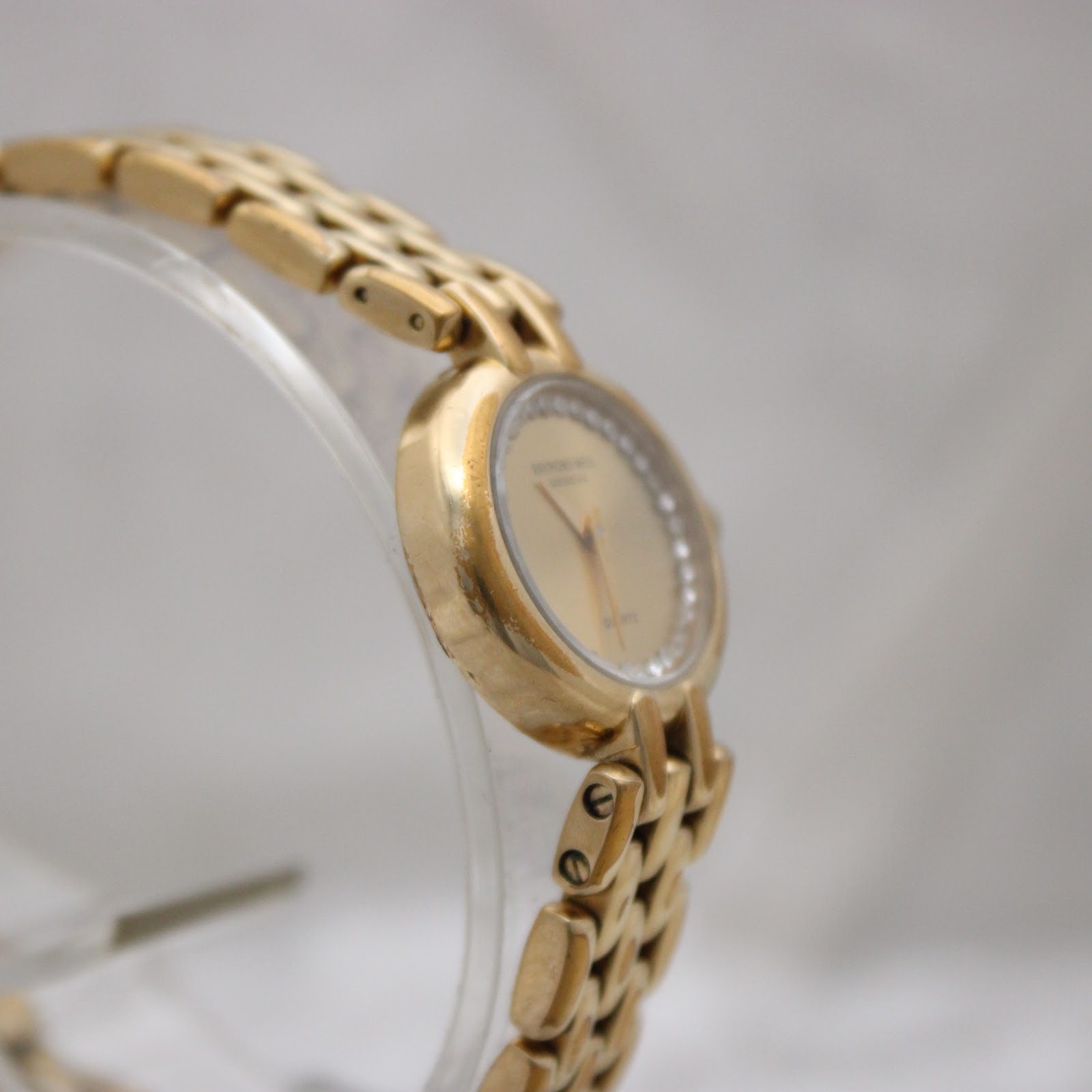 Opposite angled side view of the Raymond Weil Fidelio watch highlighting the case profile and bracelet.