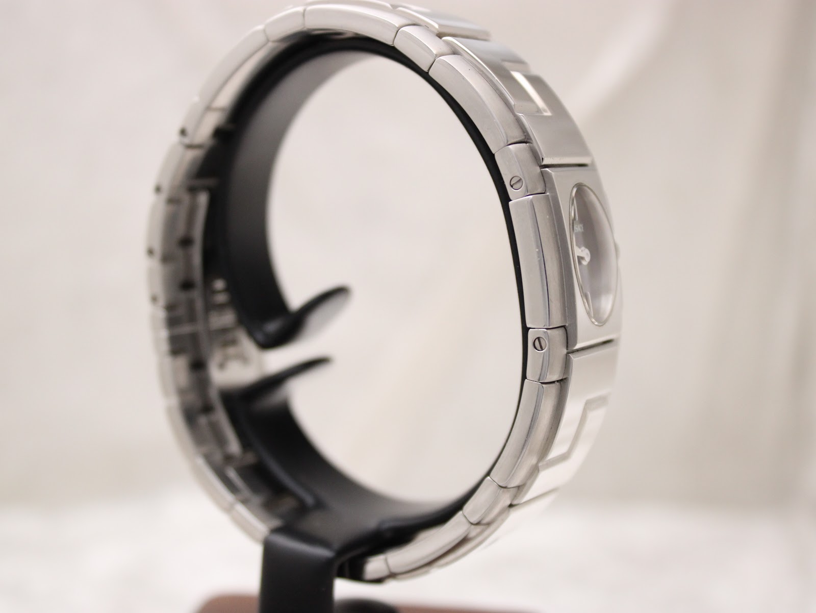 Other side view of the Versace ESQ99 watch on a display stand, highlighting the bracelet links.