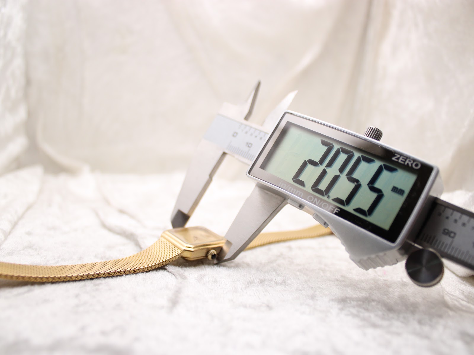 Digital caliper measuring the watch case diameter at 20.5 mm, confirming the size.