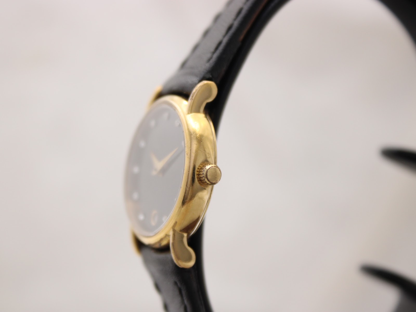 Side profile of 18K gold electroplated Raymond Weil 9923 case.