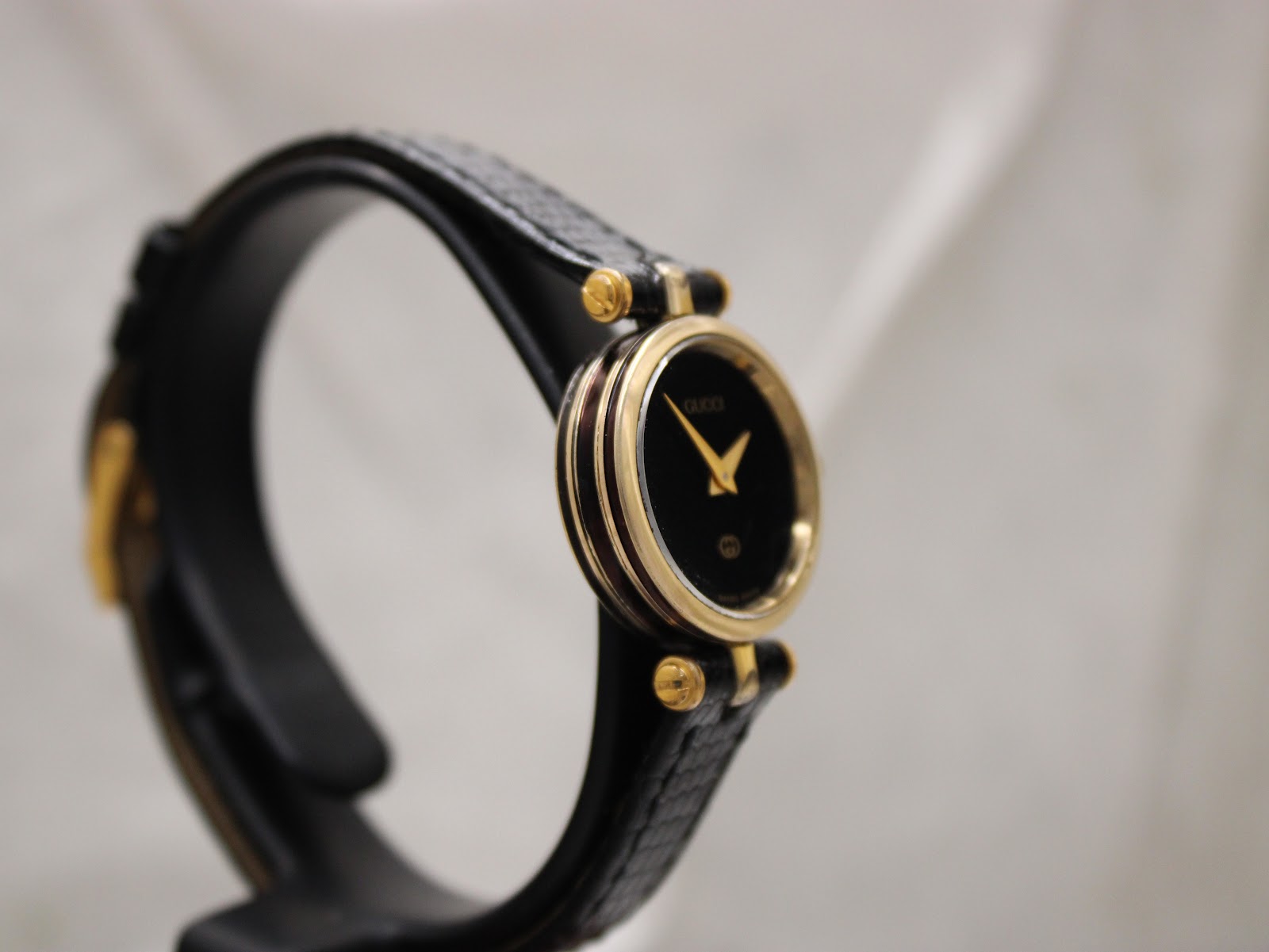 Another angled side view of the Gucci 2000L, showcasing the watch's profile and strap attachment points.