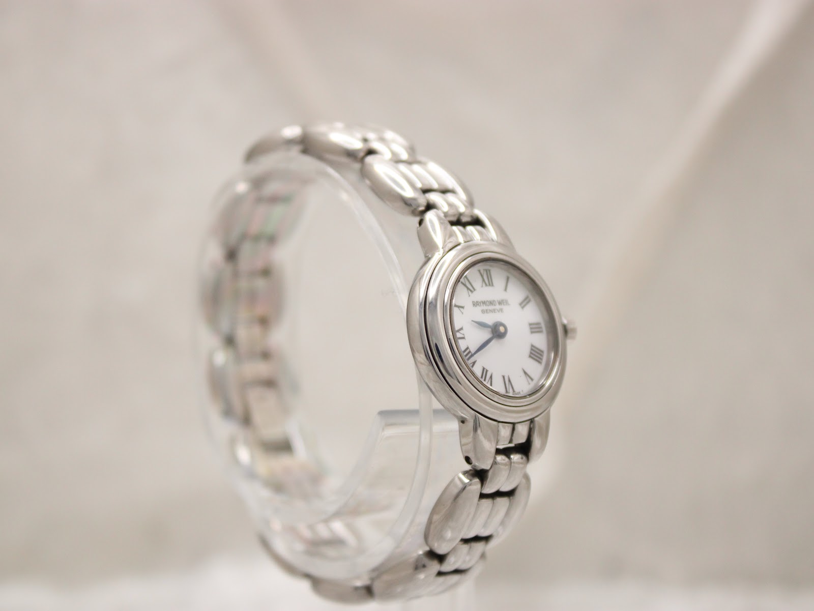 Another angled side view of the Raymond Weil Genève 5880 watch, showcasing the classic design and elegant bracelet links.