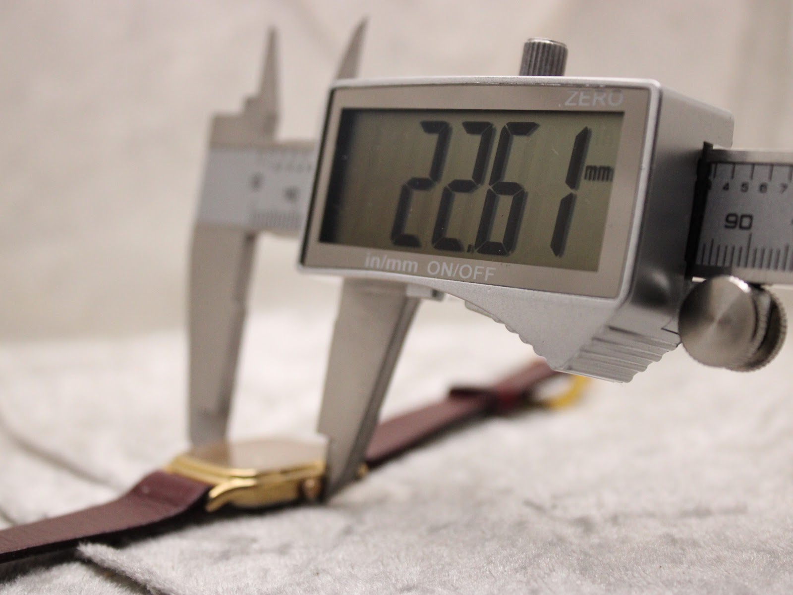 Digital caliper measuring the case width of the Zenith watch, displaying 22.61mm.