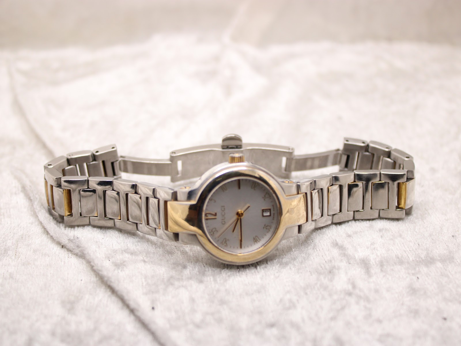 Overall view of the open Gucci 8900L watch with its bi-tone bracelet fully extended, ready for wear.