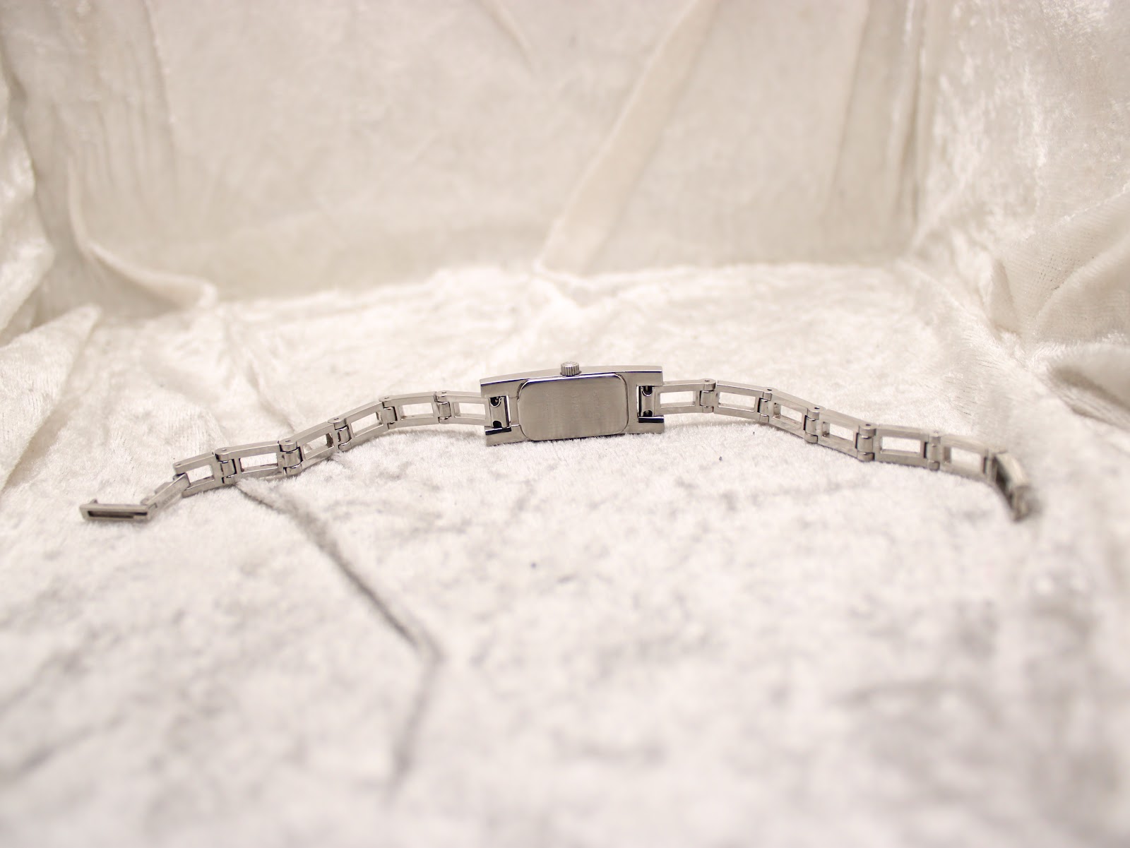 Back view of the Gucci 3900L watch with its bracelet laid flat, showing the case back and clasp.