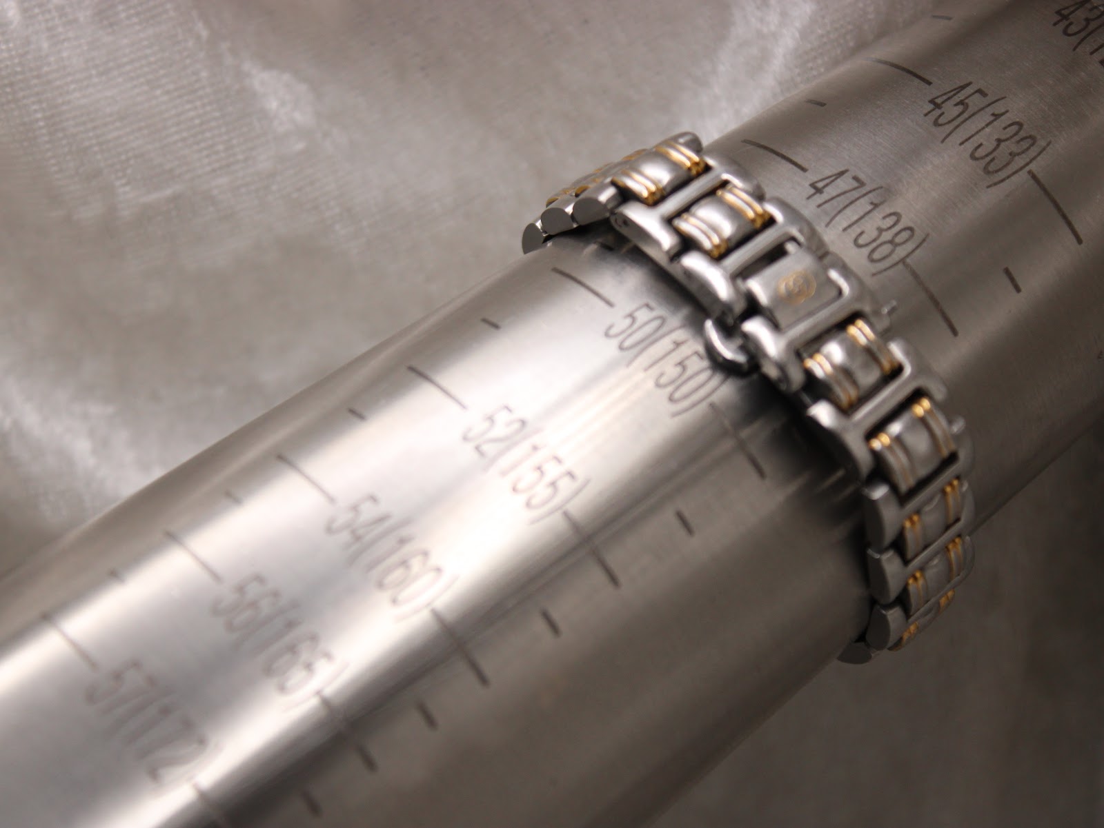 The Gucci 9040L watch bracelet wrapped around a wrist sizing gauge, clearly indicating a 150mm circumference.