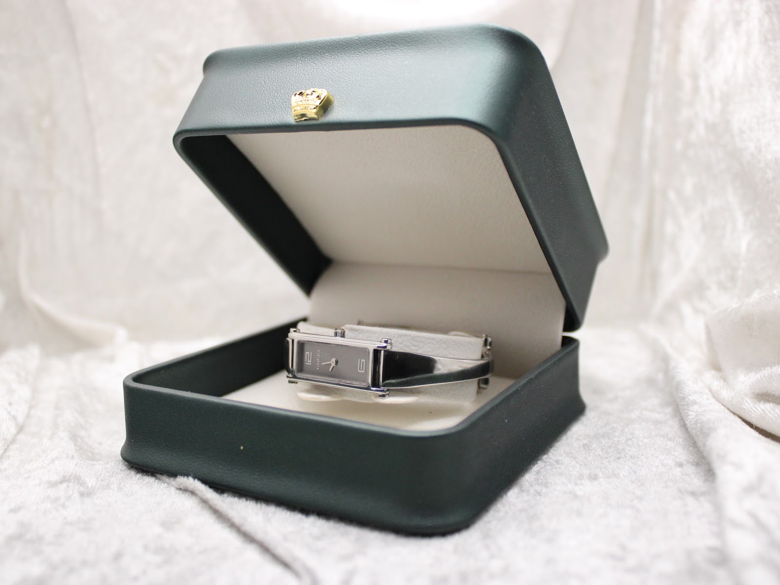 Gucci 1500L watch displayed in an open green watch box with a gold crown emblem.