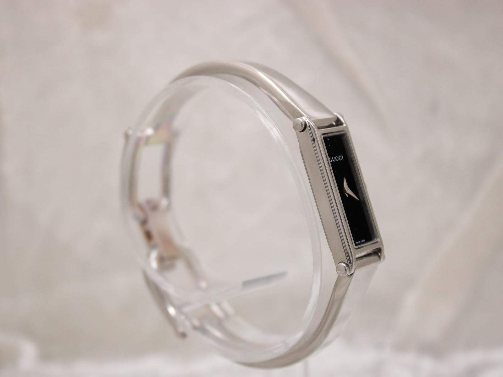 Another angled side view of the Gucci 1500L, highlighting the minimalist design of the bracelet and case.