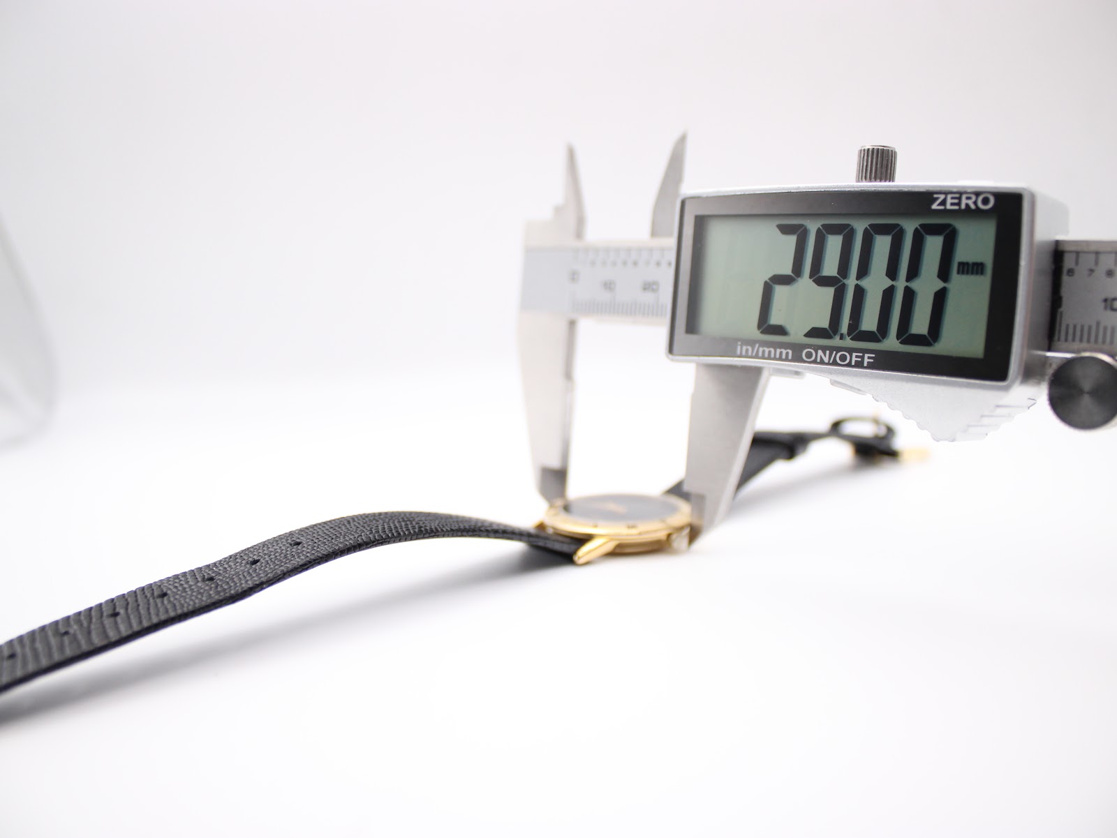 Digital caliper measuring the case diameter of the Gucci 3000 Jr watch, displaying 29.00 mm.