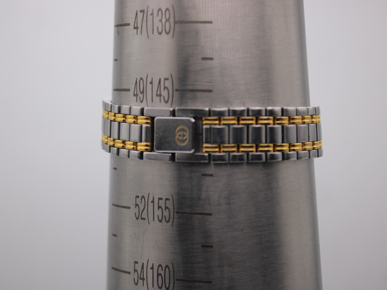 The Gucci 9000 L watch bracelet wrapped around a wrist sizing cone, indicating a maximum wrist circumference of 150mm.