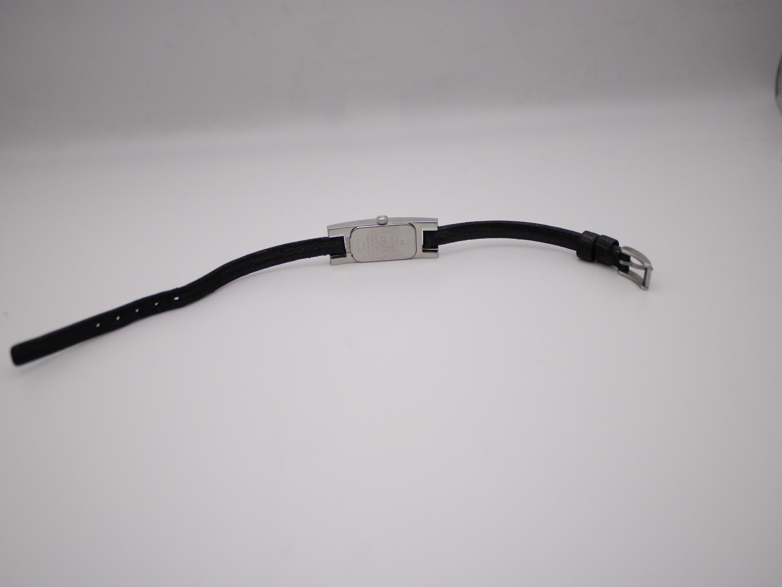 Top-down view of the Gucci 3900L watch with strap unbuckled, showing the full length.