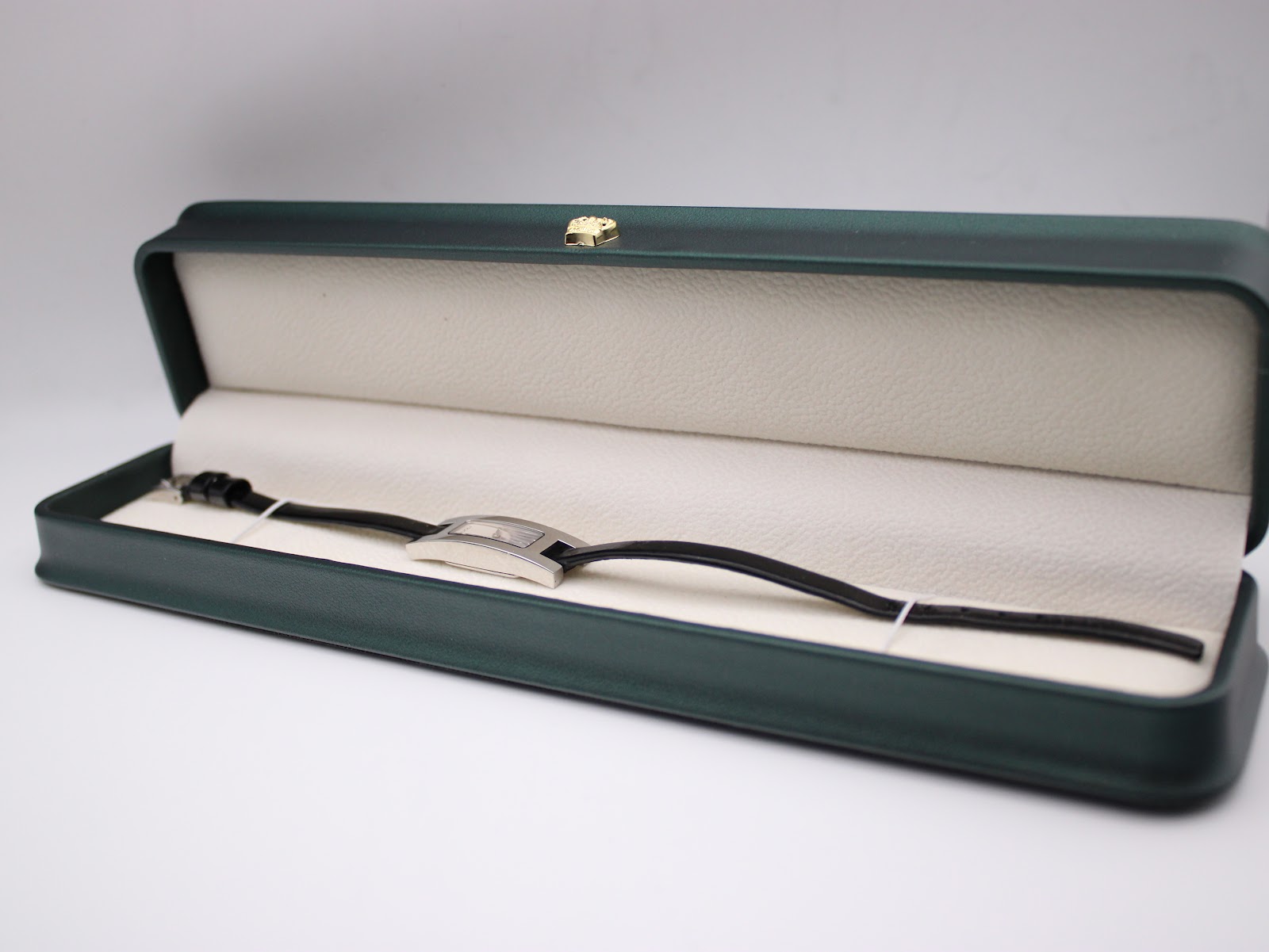 The Gucci 3900L watch displayed inside a dark green presentation box with a cream interior.