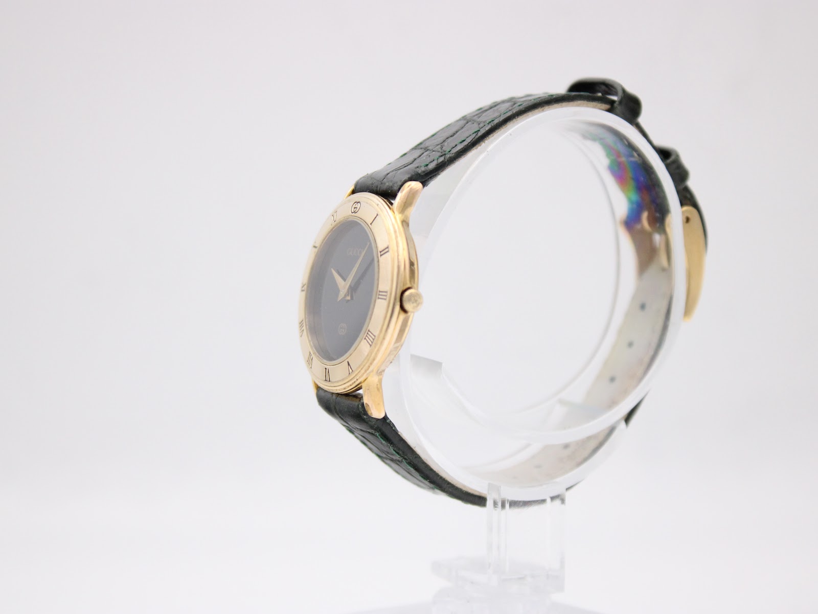 Side profile of the slim gold-plated Gucci 3000L case with original signed crown.