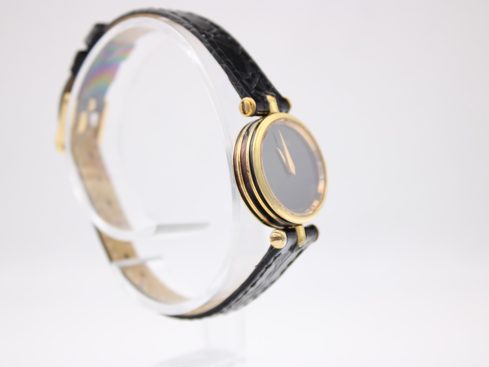 Close-up of the black croco-grain leather strap
