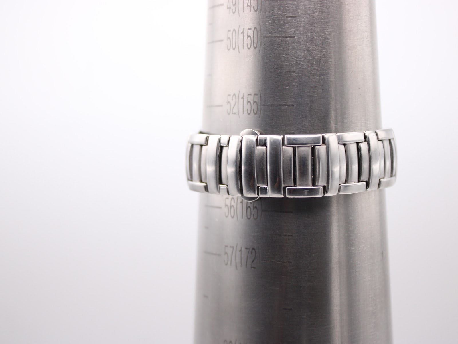 Watch bracelet on a sizing gauge, indicating a wrist fit of approximately 16.5 cm