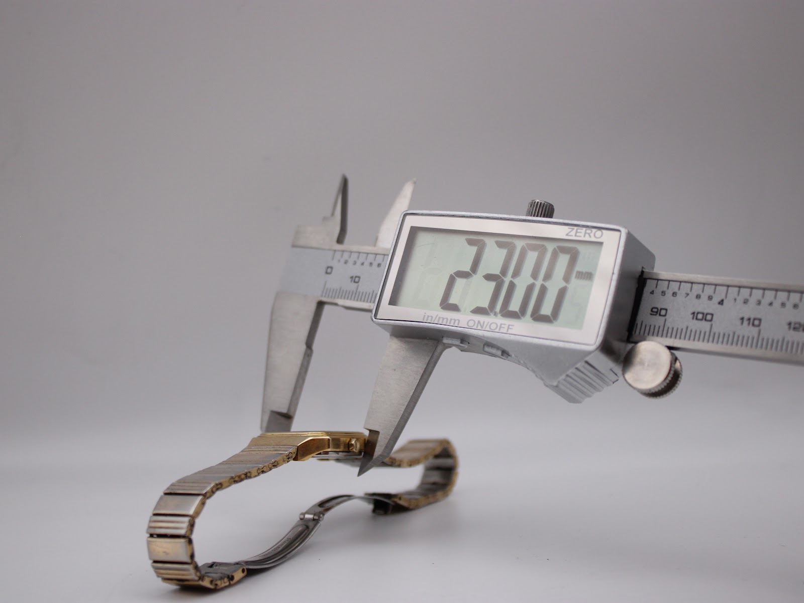 Digital caliper measuring the Bulova P2 watch case, displaying a precise diameter of 23.00mm.