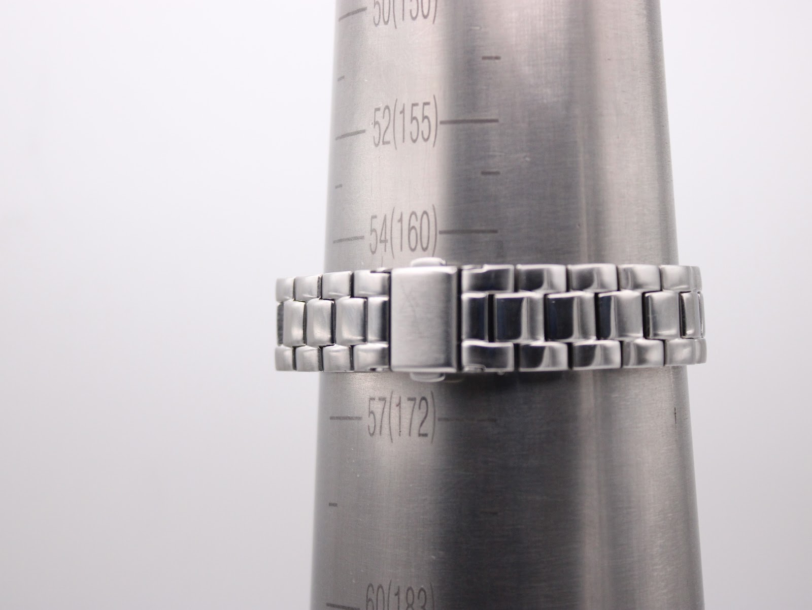 The Skagen watch bracelet wrapped around a wrist sizing gauge, indicating a fit of approximately 170mm or 17cm.