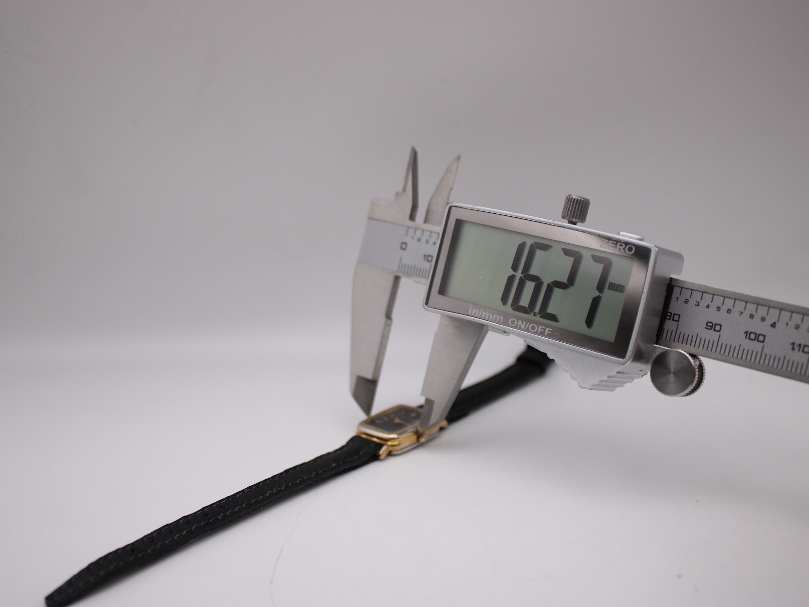 Digital caliper measuring the case diameter of the Bulova SL200, displaying 16.27mm.