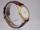 Other angled side view of the Raymond Weil 5548 on a display stand, highlighting the slim case.