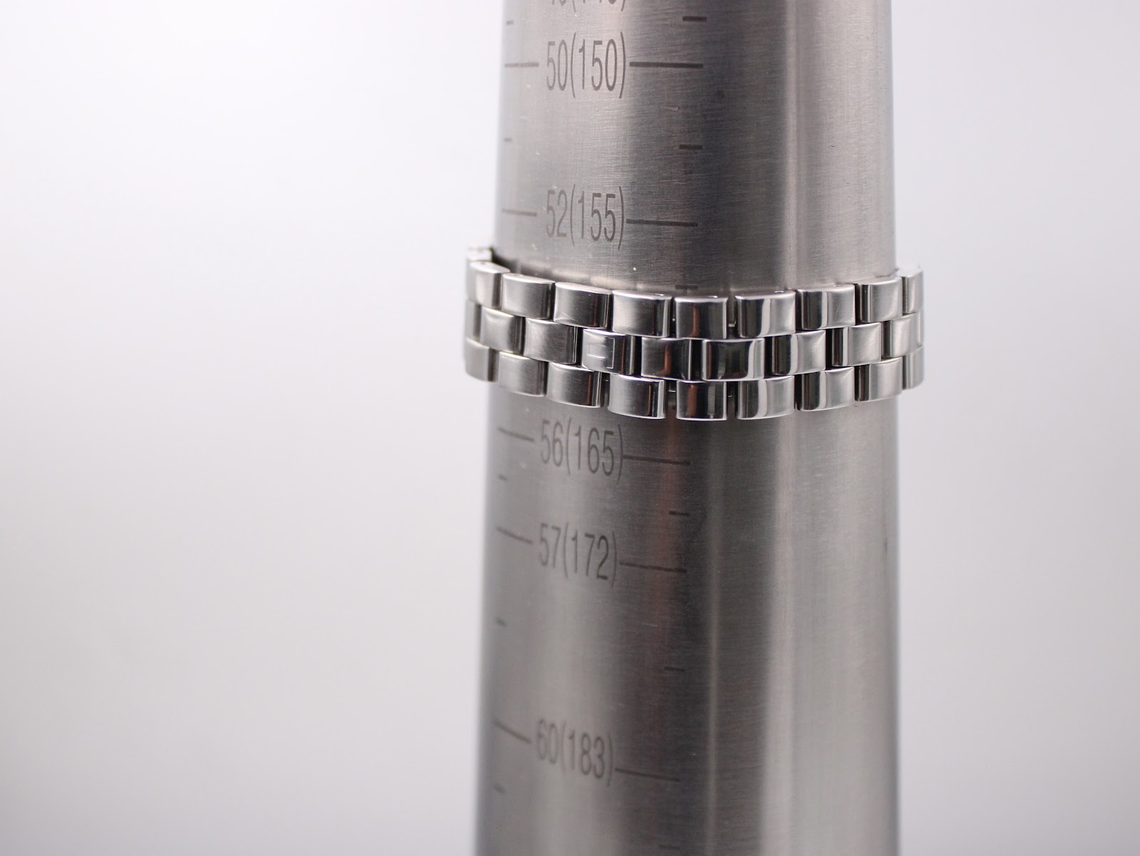 The Tissot watch bracelet wrapped around a wrist sizing gauge, indicating a maximum wrist circumference of 16.5cm.