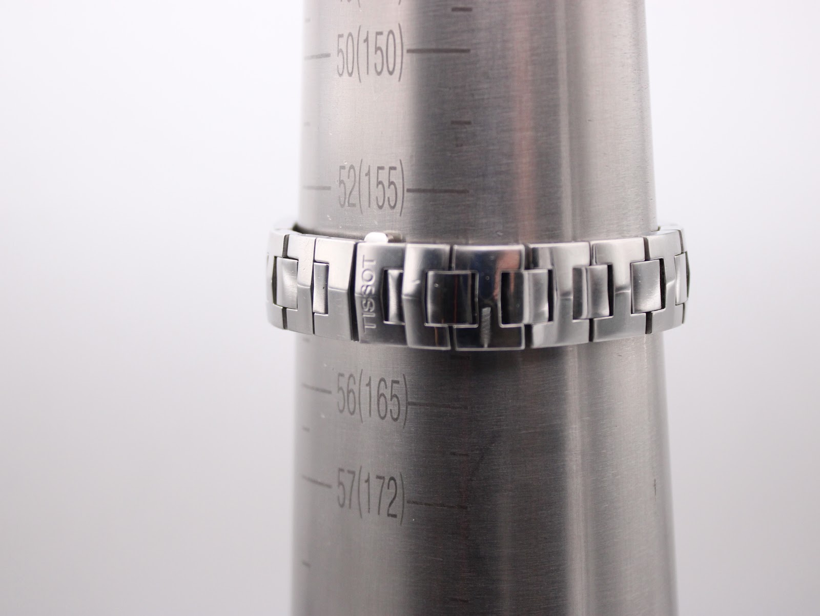 The watch bracelet displayed on a wrist sizing gauge, indicating it fits a wrist circumference of approximately 16cm.